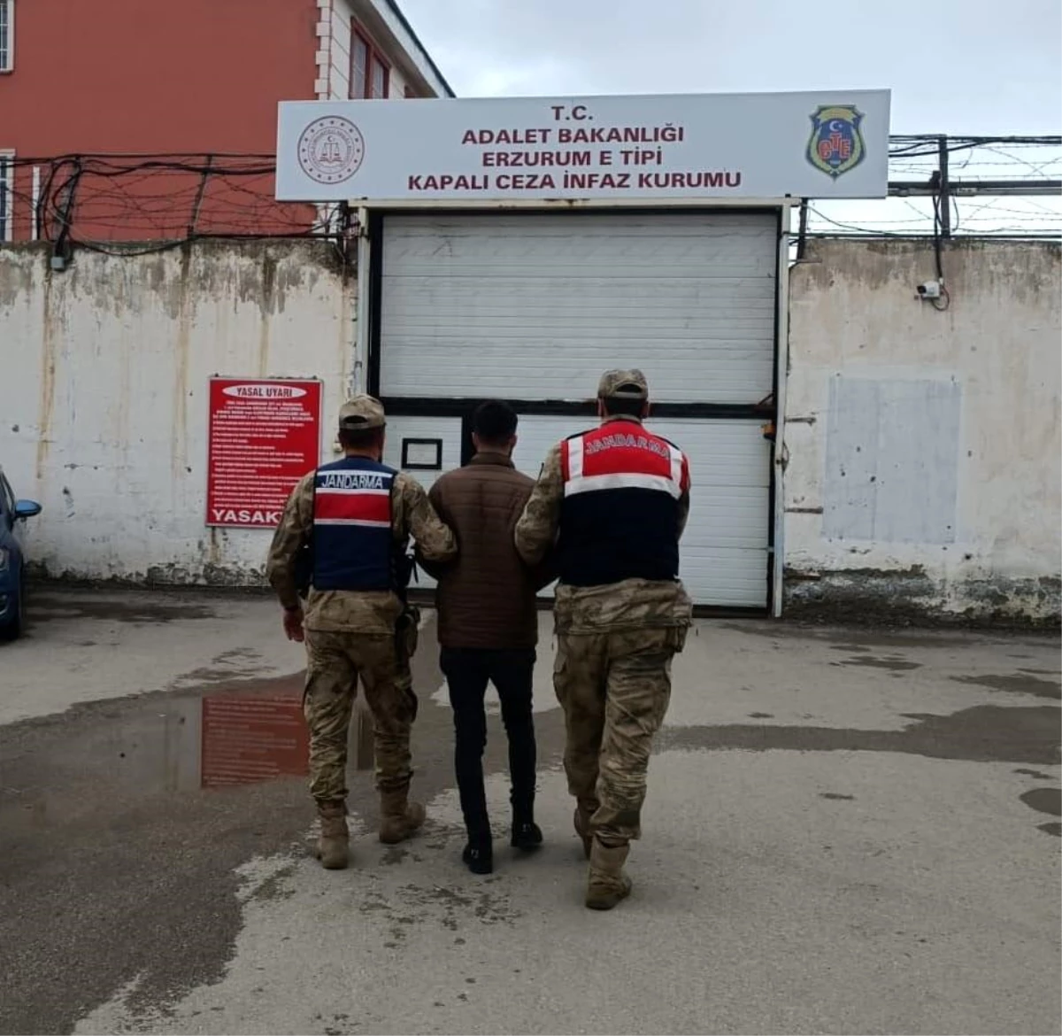 Erzurum’da Jandarma Ekipleri Aranan 2 Şahsı Yakaladı