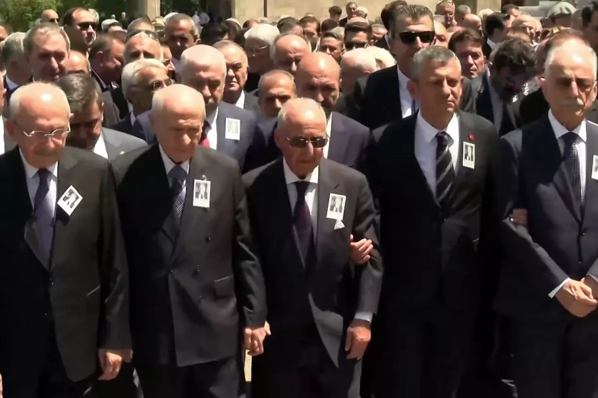 Altan Öymen’in cenazesine damga vuran görüntü