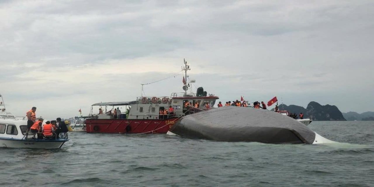 Tur teknesi alabora oldu: 37 ölü