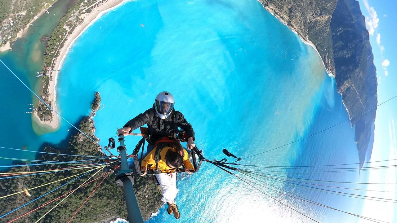 Sağanak sonrası Ölüdeniz’in rengi turkuaza döndü