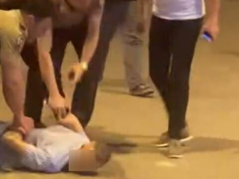 Bekçilere bıçakla saldıran şüpheli vuruldu: Hastaneye kaldırıldı