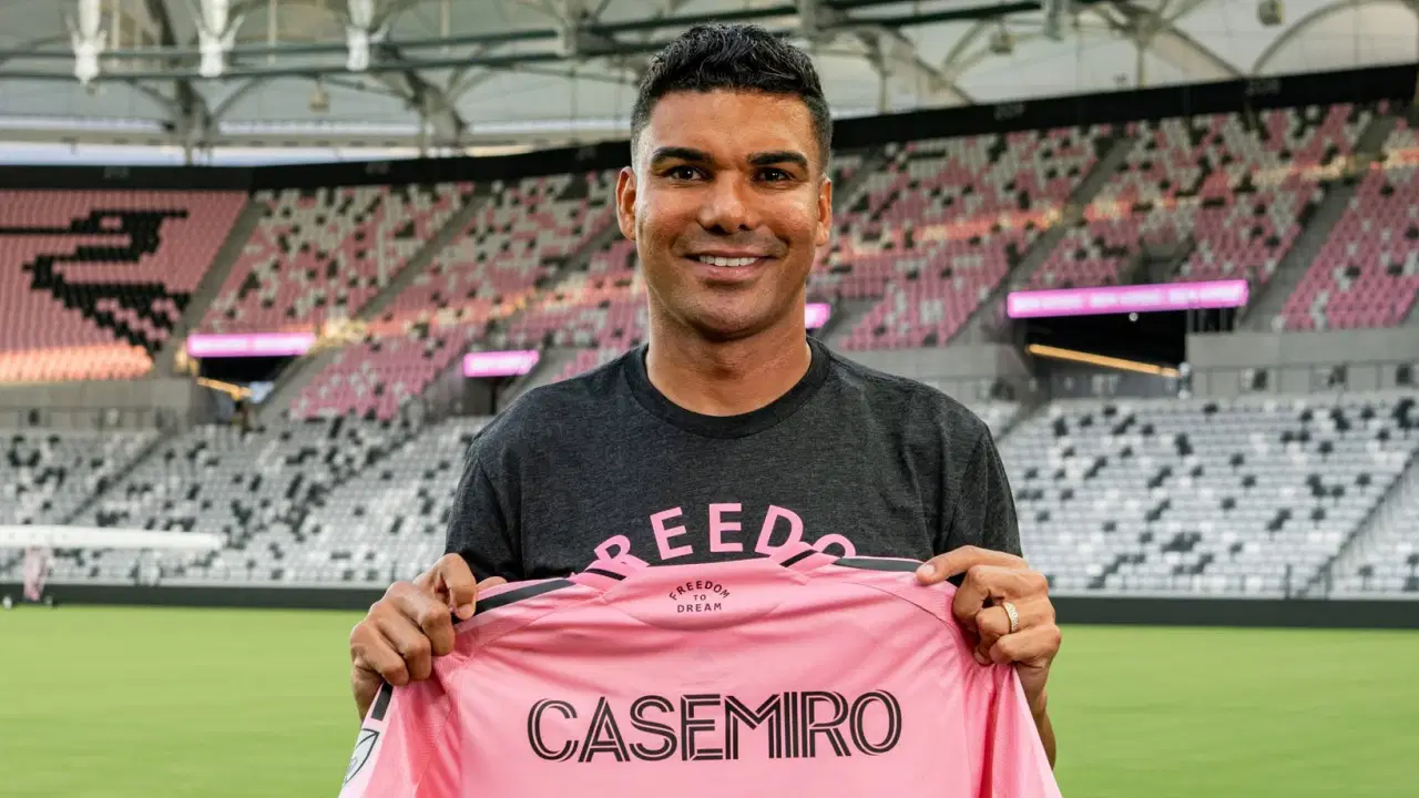 Brezilyali casemiro yeni takimina imzayi atti 7V7ndJke