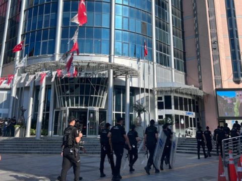 Izmit belediyesindeki polis aramasi sona erdi belediye yine secilmis iradeye teslim edilecek EgUTkEFZ