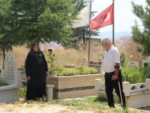 Sehit ogullarini yalniz birakmadilar hayatlarini degistirip mezarinin yanina tasindilar eTiJhfUK