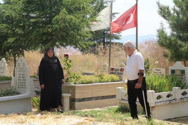Sehit ogullarini yalniz birakmadilar hayatlarini degistirip mezarinin yanina tasindilar eTiJhfUK